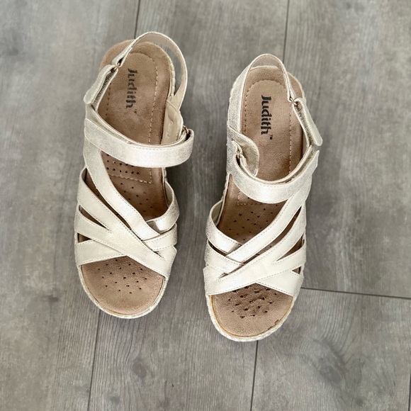 Judith REID Metallic Gold Strappy Sandals Comfort Metallic Golden sz 9 Hook Loop - Picture 9 of 16